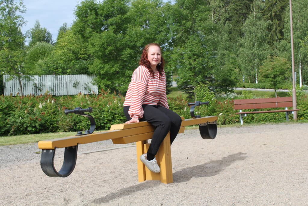 Heidi keinulaudalla istumassa