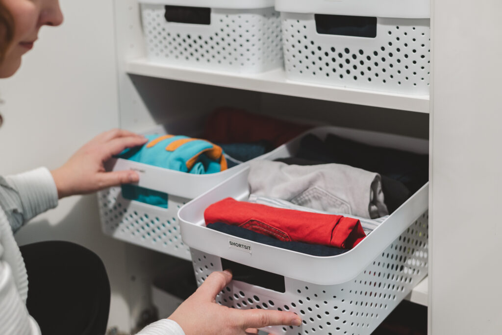 Kausitavaroiden järjestäminen on säännöllistä tavaratyöskentelyä.