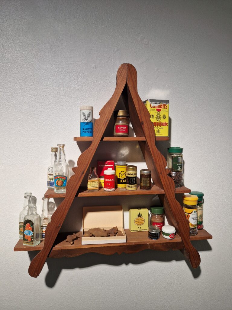 Maustehyllylle aseteltuja aarteita Tavaratalo-näyttelyssä.