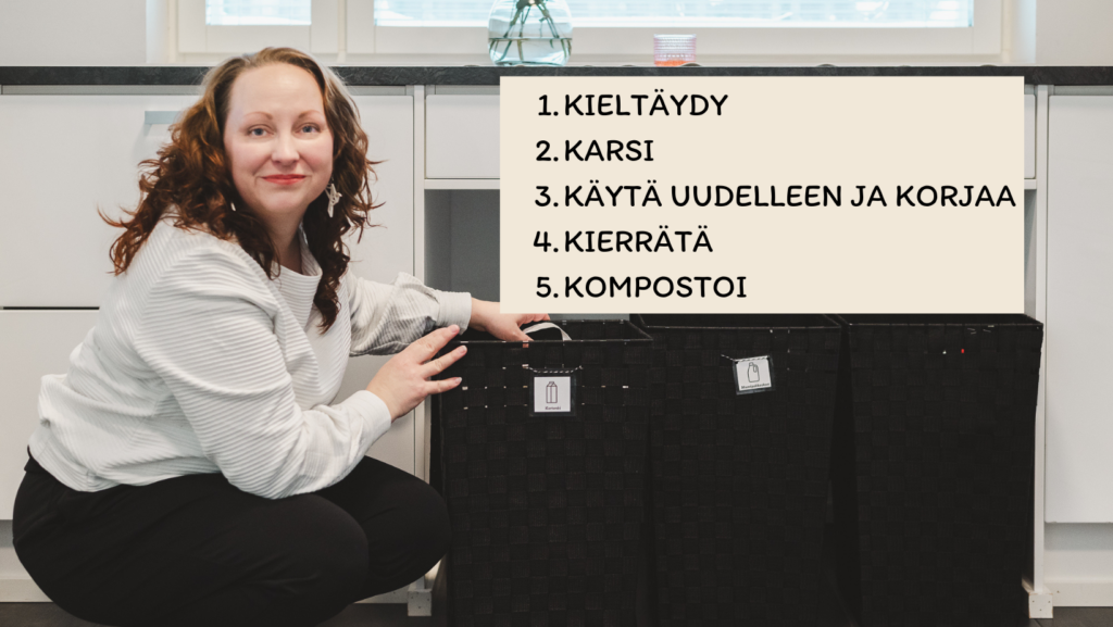 Kuvassa ammattijärjestäjä Heidi Poikolainen kierrätyspisteen äärellä. Kuvassa on mainittu viisi zero waste -ajattelutavan periaatetta: kieltäydy, karsi, käytä uudelleen ja korjaa, kierrätä sekä kompostoi.